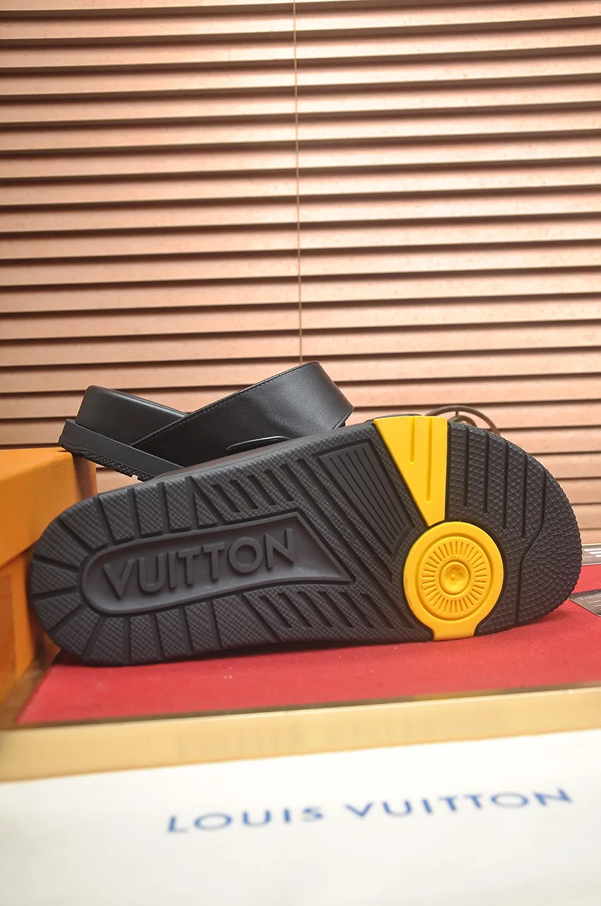 Men's shoes 💰400💶 [Louis Vuitton LV slippers] (high-end cowhide) counter 1:1 fashion style, a must-have for summer! The designer used LV’s iconic outsole. The original simple slippers instantly become fashionable! The upper is made of flexible special cowhide leather straps alternately, and the workmanship is exquisite! A must-have for stylish men in summer, size 38-45 (45 customized)